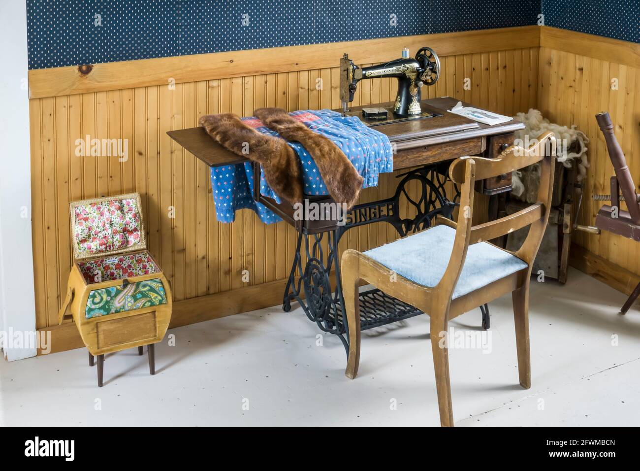 Ausstellung der Nähmaschine Singer in einem typischen Haushaltszimmer im King's Point Museum Heritage House, Neufundland. Stockfoto