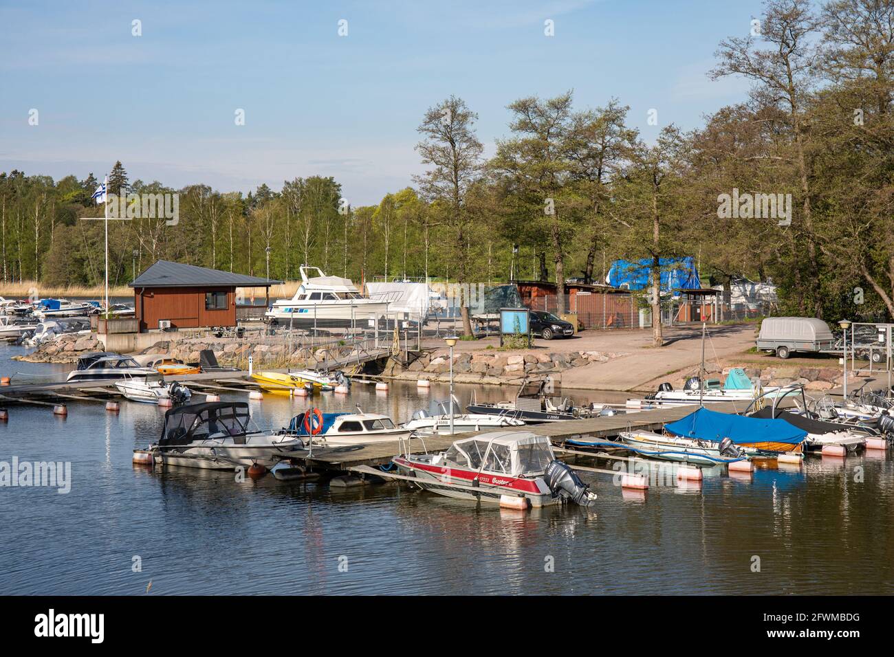 Munkan venekerho Anlegestellen und Boote in Ramsaynranta im Munkkiniemi-Bezirk in Helsinki, Finnland. Auch die Mordstätte von Satu Sallinen im Jahr 1997. Stockfoto