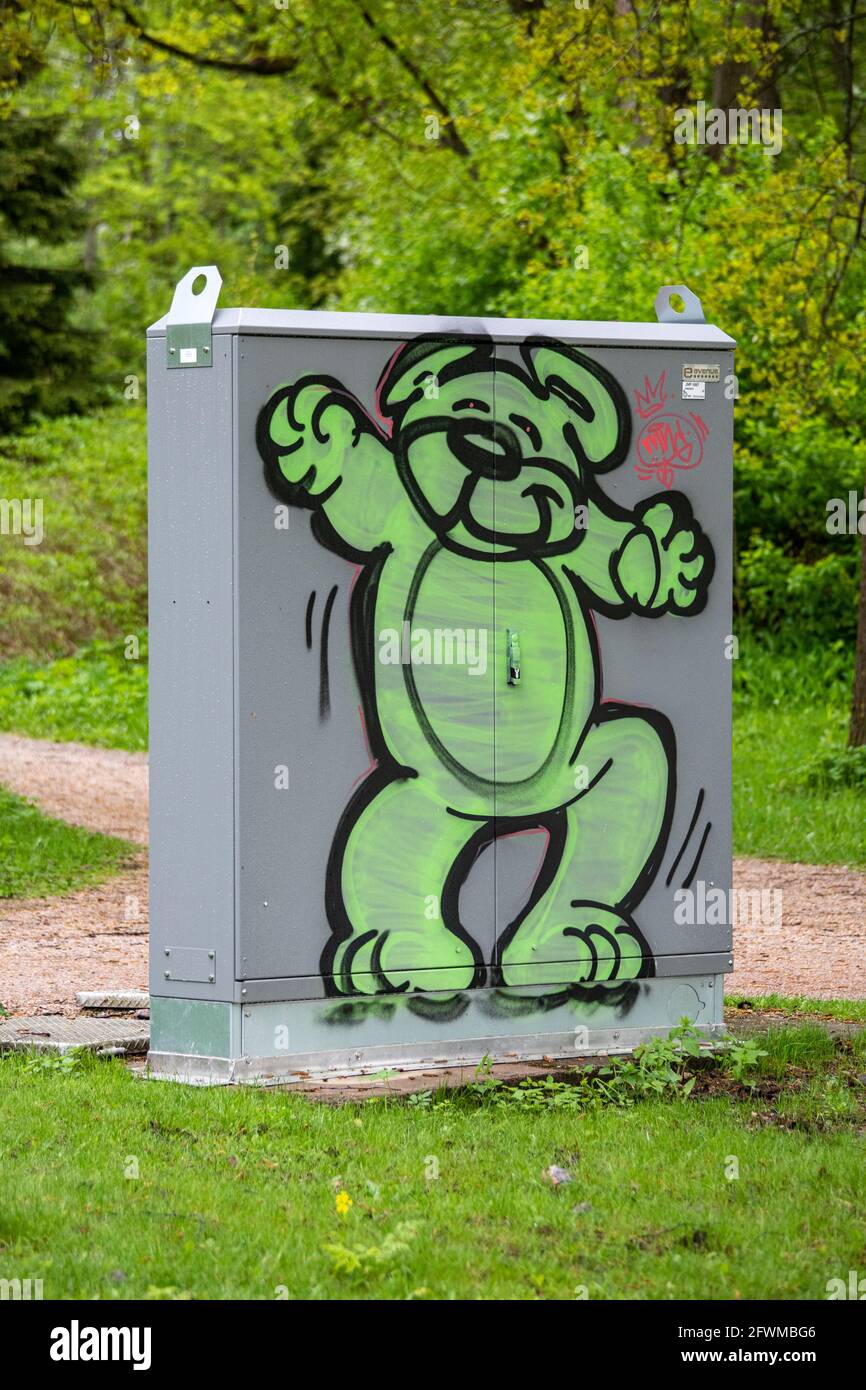 Straßenkunst. Grüner Teddybär Graffiti auf Elektrogehäuse im Bezirk Meilahti in Helsinki, Finnland. Stockfoto