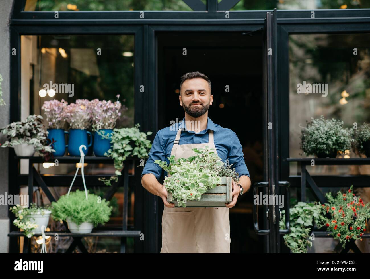 Inhaber kleiner Unternehmen arbeitet in Blumengeschäft und Kundendienst Stockfoto
