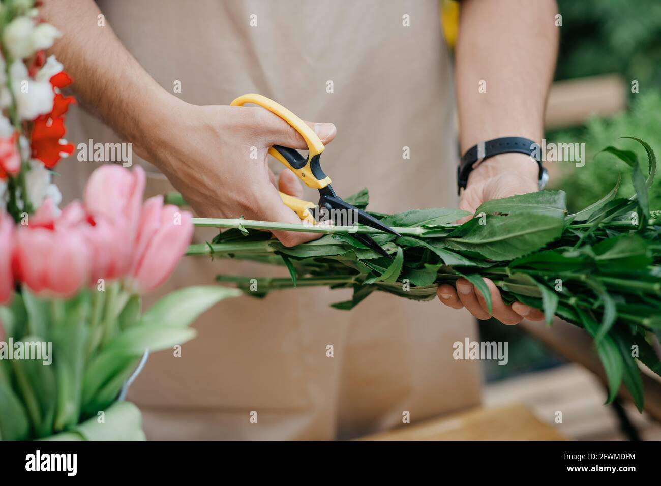 Covid-19 Quarantäne, Bestellung von Blumensträußen und Lieferung aus dem Blumenladen Stockfoto
