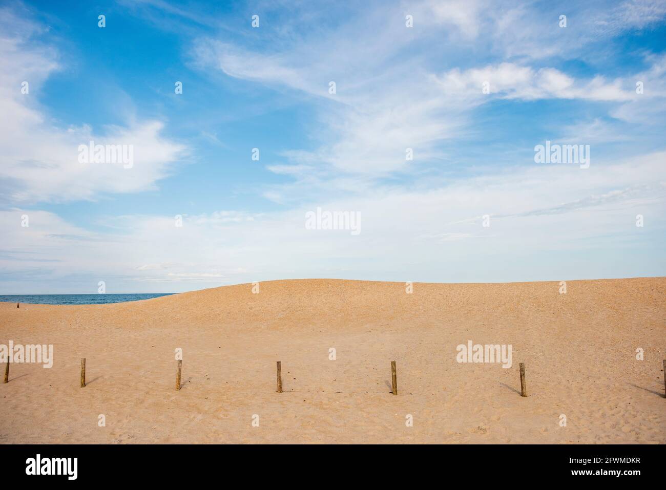 Sanddünen und Himmel auf Assateague Island National Seashore. Stockfoto