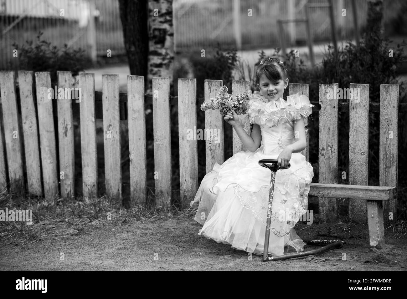 Kleines Mädchen auf der Straße. Schwarzweiß-Foto. Stockfoto