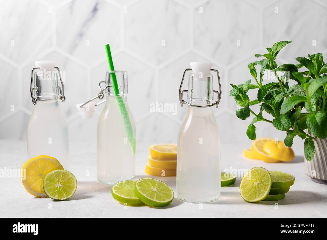 Frische Limette und Zitronenlimonade auf der Küchentheke Stockfoto