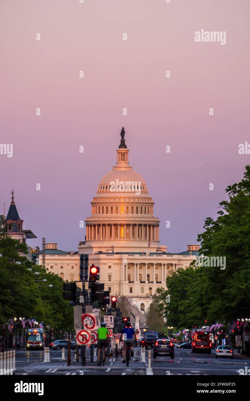 Die letzten Strahlen des Tages leuchten auf dem Kapitolgebäude der Vereinigten Staaten in Washington, D.C., von der Pennsylvania Avenue aus gesehen. Stockfoto