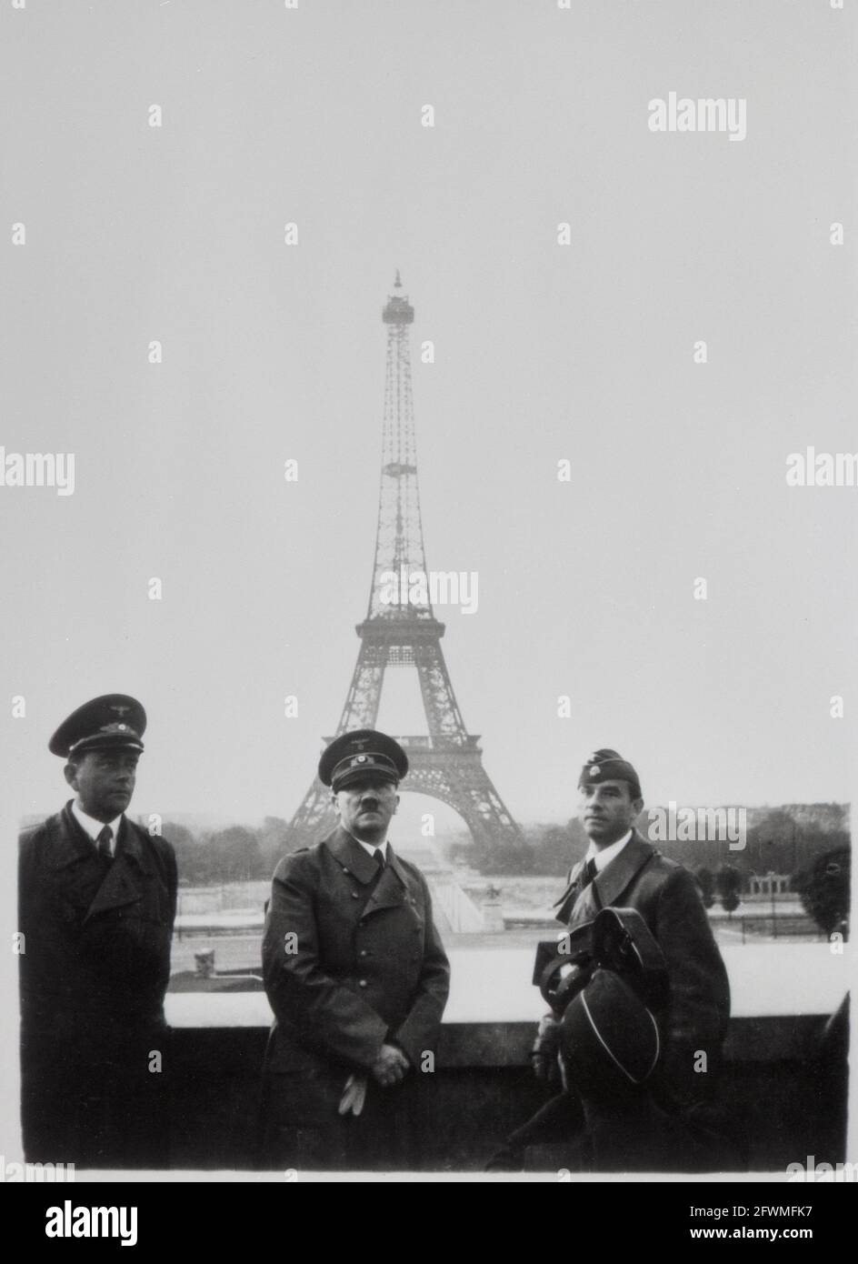 Zweiter Weltkrieg Adolf Hitler in Paris mit dem Eiffelturm im Hintergrund, Juni 1940 Deutsche Besetzung Stockfoto