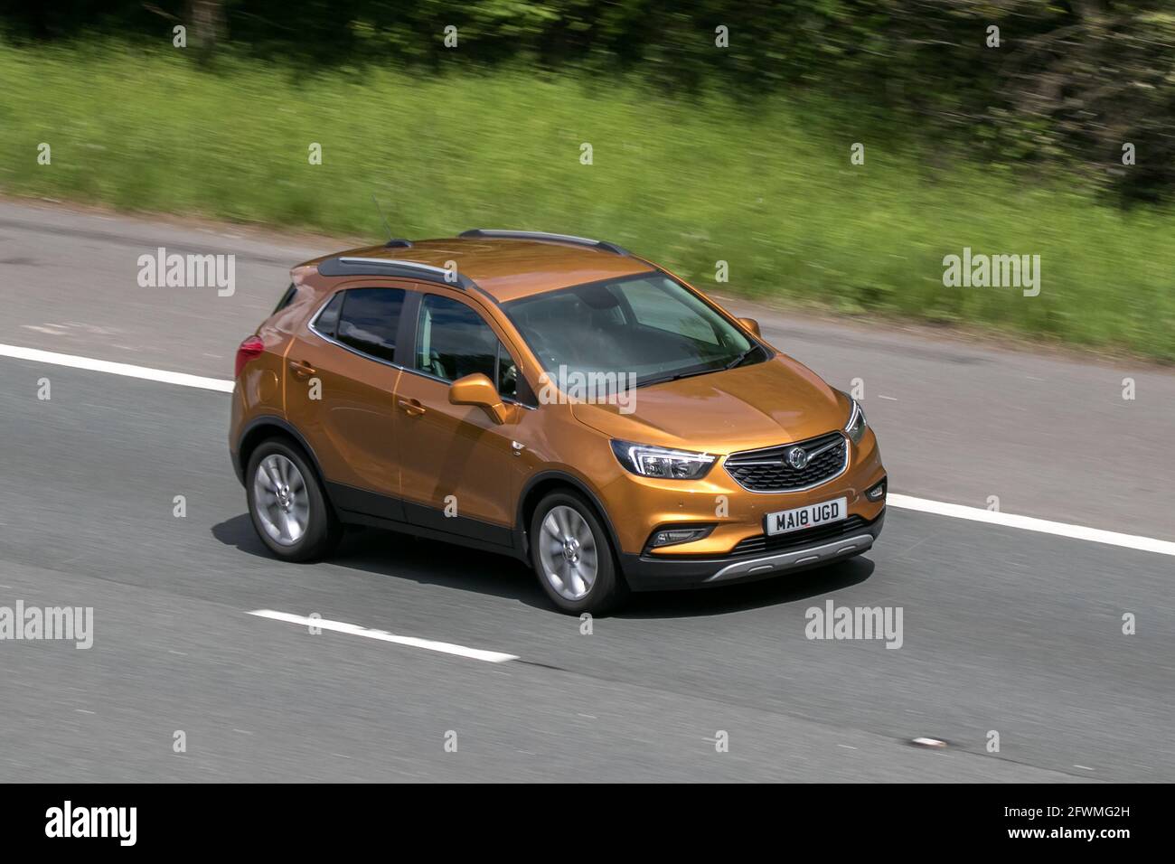 Ein mit 2018 Gold BETRIEBENER VAUXHALL MOKKA auf der Autobahn M6 in der Nähe von Preston in Lancashire, Großbritannien Stockfoto