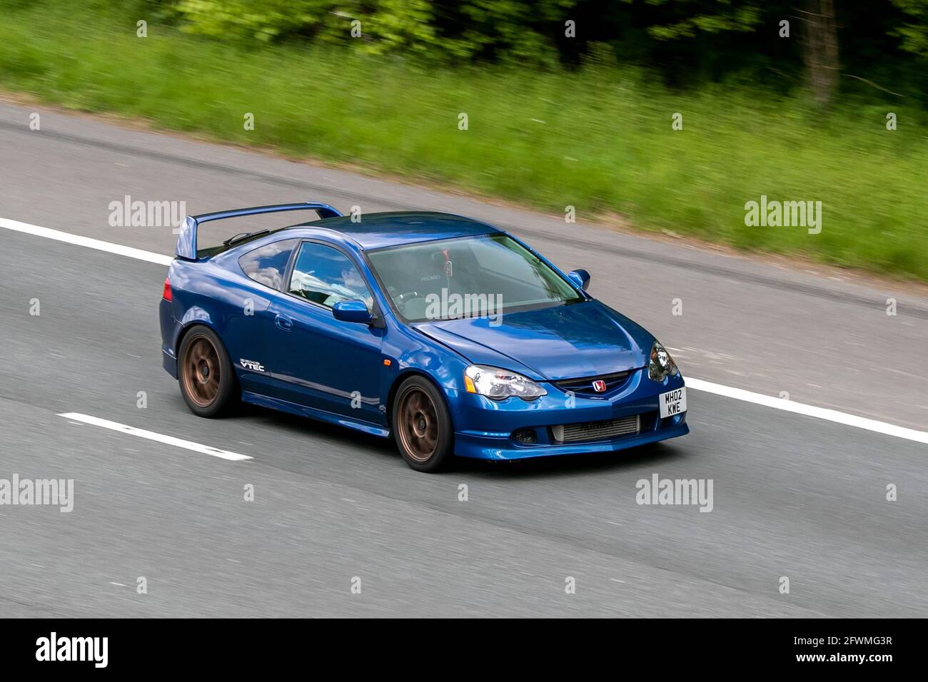 2002 blaues Honda Civic 200occ Benziner-Coupé auf der Autobahn M6 in der Nähe von Preston in Lancashire, Großbritannien Stockfoto