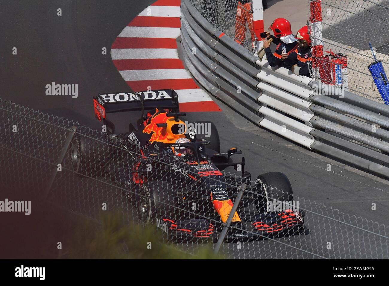 23. Mai 2021, Rennstrecke Monaco, Monte Carlo, FORMEL 1 GRAND PRIX DE MONACO 2021, 20. - 23. Mai 2021, im Bild Sieger Max Verstappen (NEL # 33), Red Bull Racing Honda dankt den Fans. Stockfoto