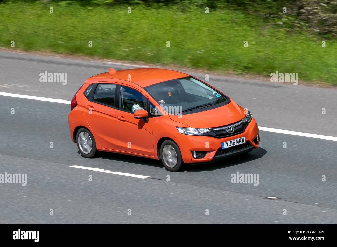2016 Orange Honda Jazz S i-VTEC Fahren auf der Autobahn M61 in der Nähe von Preston in Lancashire, Großbritannien Stockfoto