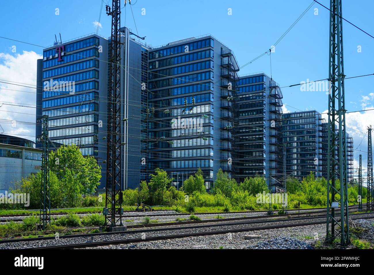 Blick vom S-Bahnhof Leuchtenbergring des Telekom Center München, einem Ensemble aus 10 einheitlichen Hochhäusern auf dem Leuchtenbergring. Stockfoto