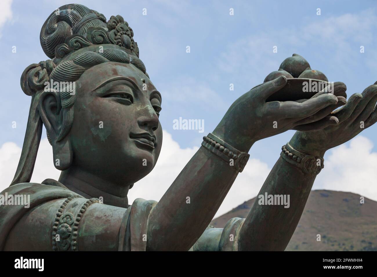 Die buddhistische Statue macht eine Opfergabe an den Tian Tan Buddha in Ngong Ping, Insel Lantau, Hongkong, VR China. Stockfoto