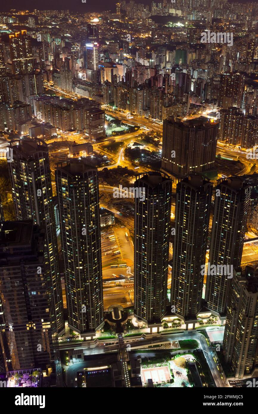 Erhöhter Blick auf die Nachtsicht dicht gepackter Wohngebäude und Autobahnen in Hong Kong, VR China Stockfoto