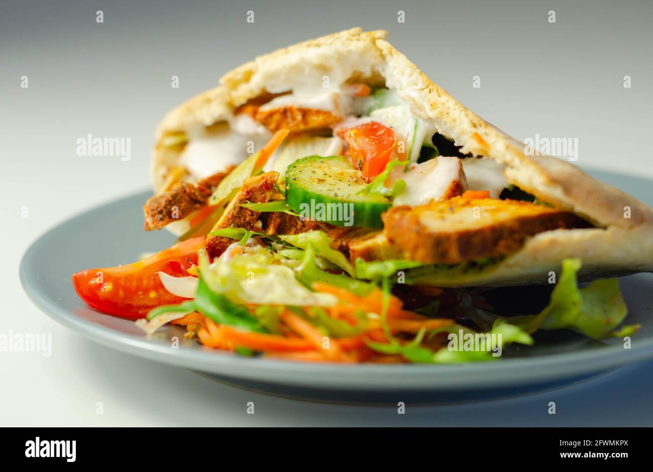 Mediterrane Stil Pitta mit würzigen Huhn, Gurke, Tomaten, Salat und Mayo-Sauce, leckeres Essen zubereitet Stockfoto