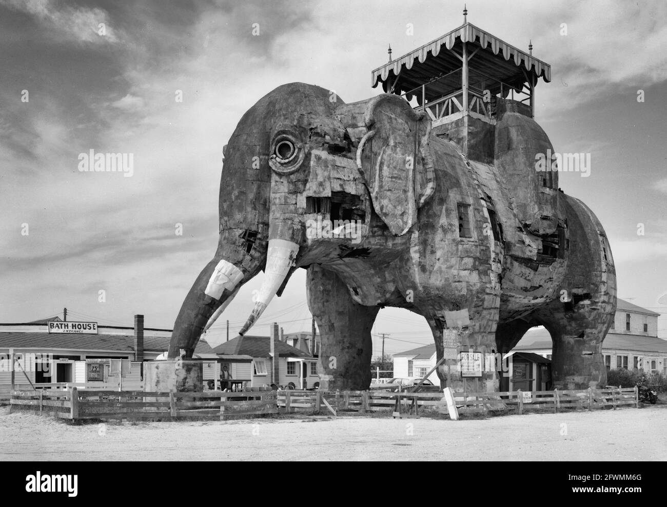 Foto von Lucy im Verfall um die 1960er Jahre - Margate Elephant, Atlantic Avenue und Decatur Street, Margate City, Atlantic County, NJ Stockfoto