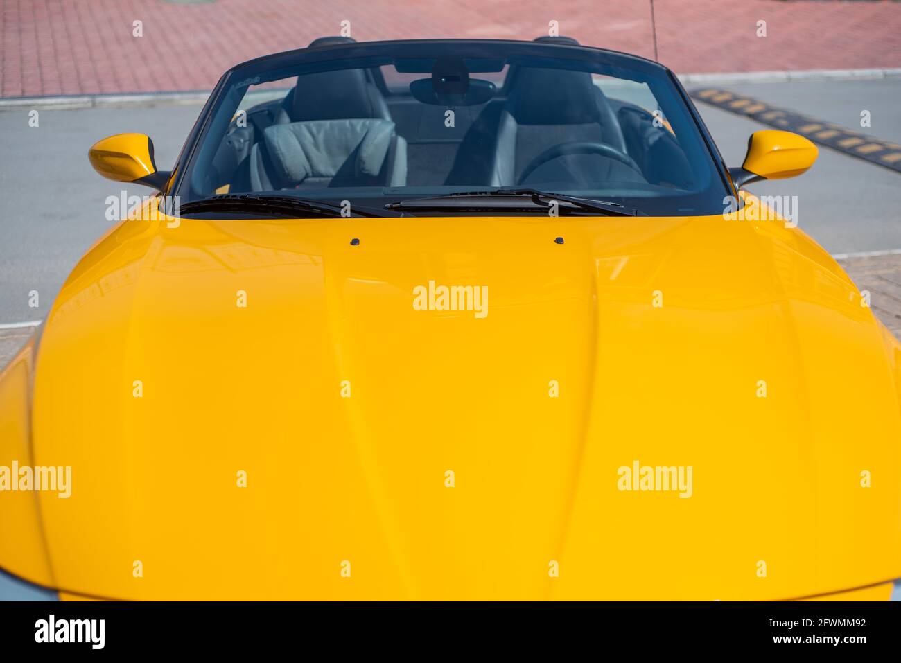 Lange gelbe Kapuze Sport Zweisitzer Cabrio. Nahaufnahme Stockfotografie -  Alamy
