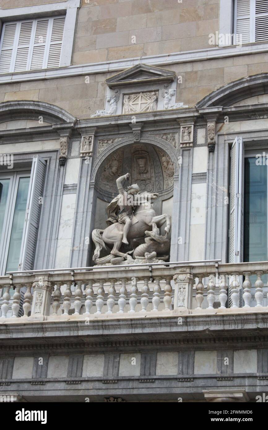 Barcelona, Spanien, 1.09.2020 - Skulptur von St. Gerge an der Fassade von Generalitat Stockfoto