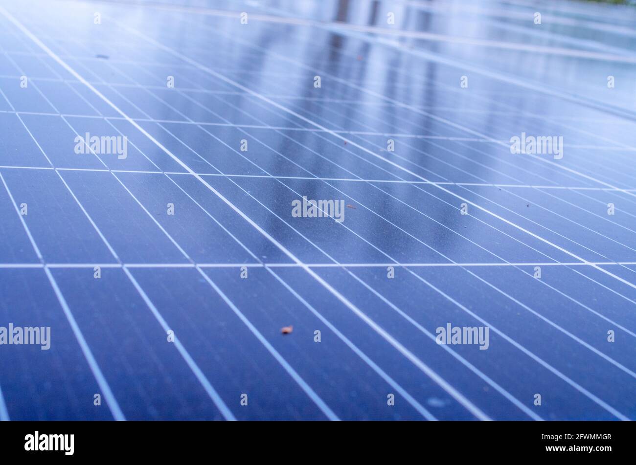 Solarstromerzeugung durch Sonnenkollektoren als Texture oder Hintergrund Stockfoto
