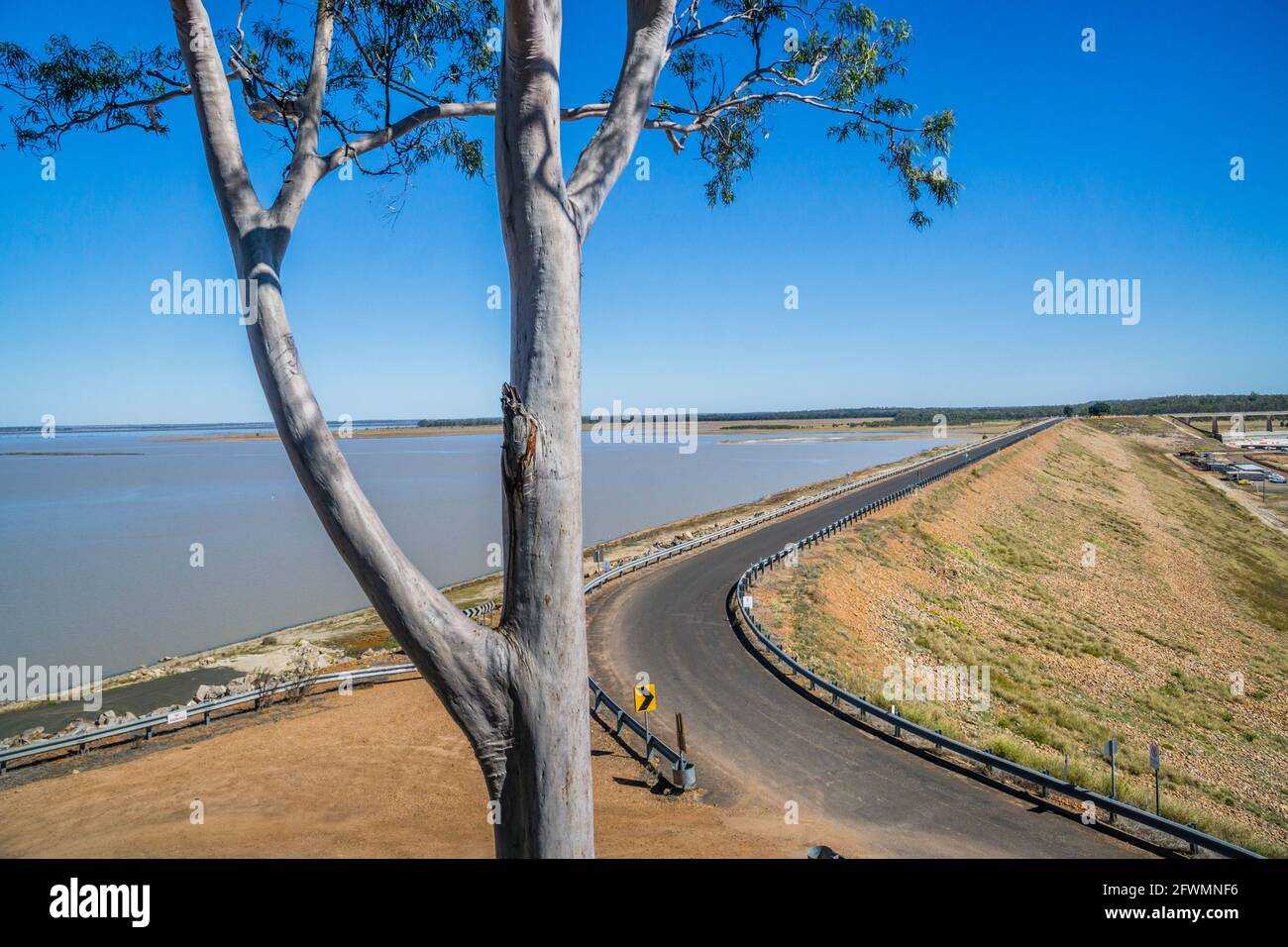 Lake Maraboon und der erdbefüllte Damm des Fairbairn Dam in der Nähe von Emerald im Zentrum von Queensland, Australien Stockfoto
