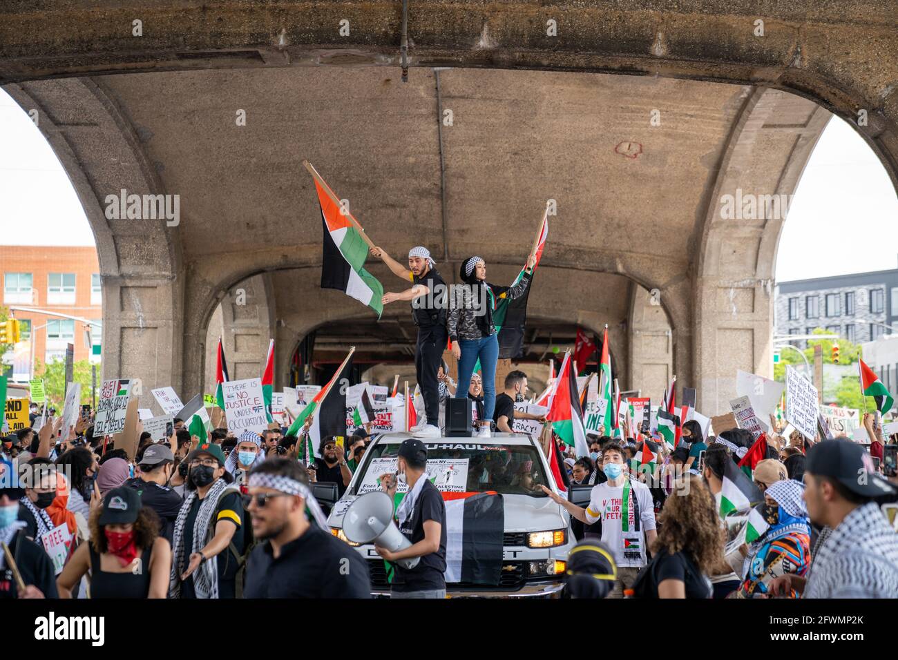 Free Palestine Rally in Queens im Lichte der laufenden Eskalierende Ereignisse und Waffenruhe zwischen Palästinensern in Gaza Und Israelis Stockfoto