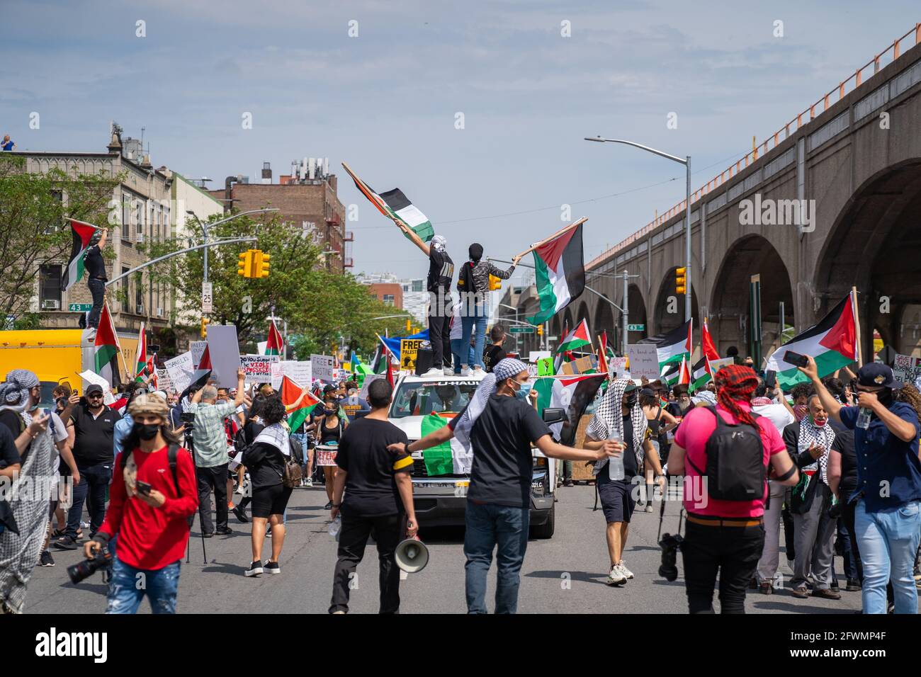 Free Palestine Rally in Queens im Lichte der laufenden Eskalierende Ereignisse und Waffenruhe zwischen Palästinensern in Gaza Und Israelis Stockfoto