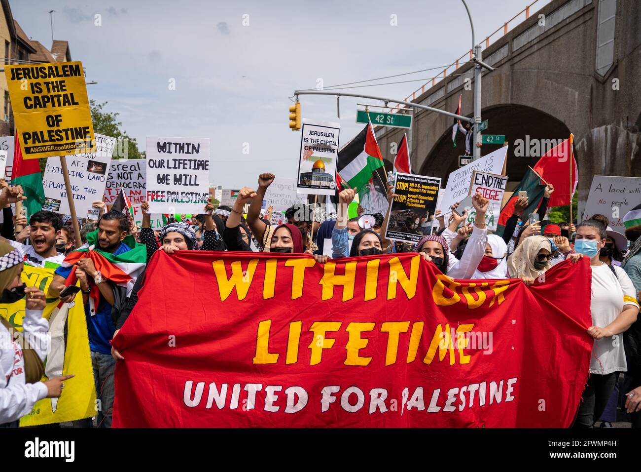 Free Palestine Rally in Queens im Lichte der laufenden Eskalierende Ereignisse und Waffenruhe zwischen Palästinensern in Gaza Und Israelis Stockfoto