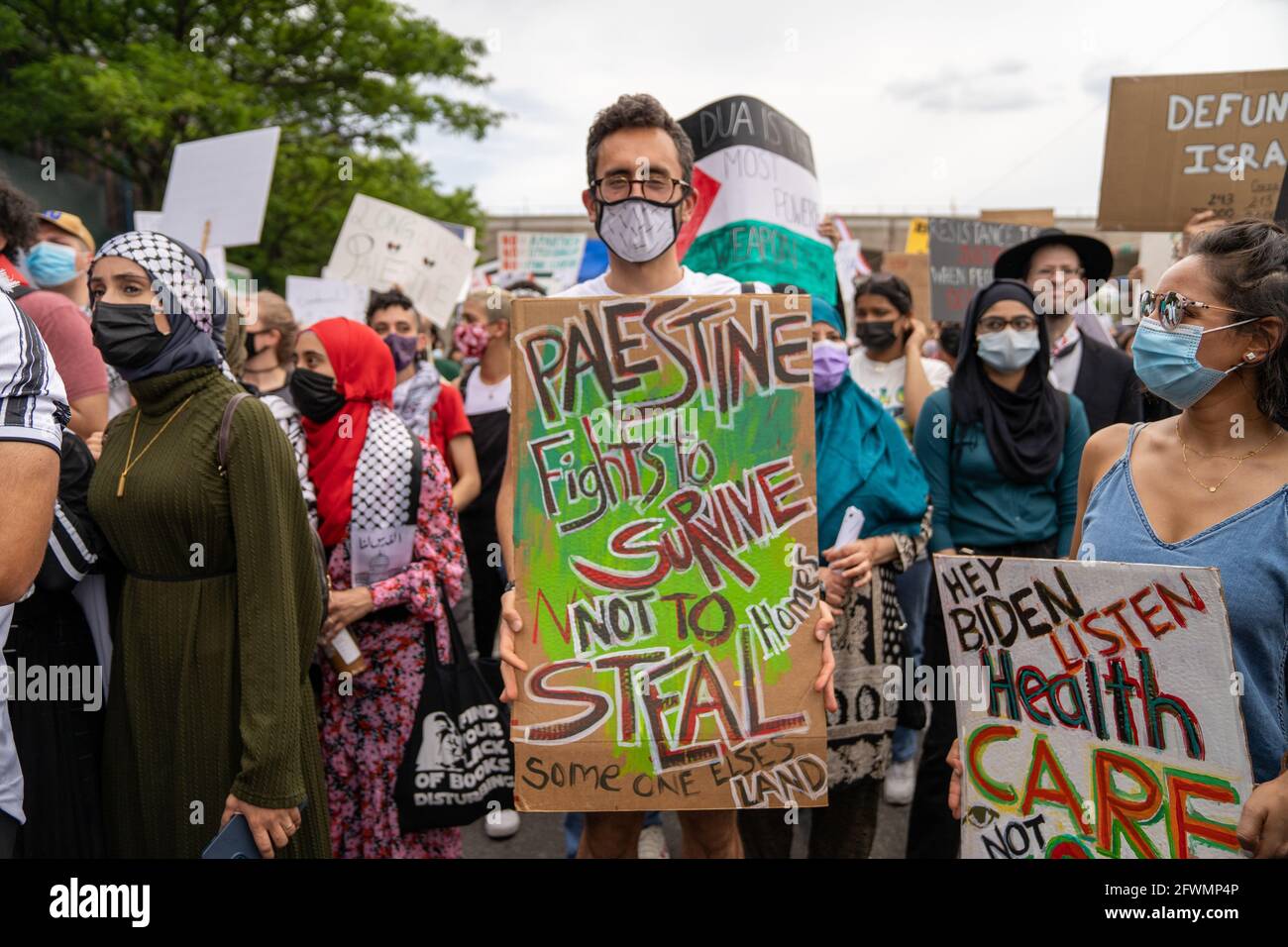 Free Palestine Rally in Queens im Lichte der laufenden Eskalierende Ereignisse und Waffenruhe zwischen Palästinensern in Gaza Und Israelis Stockfoto