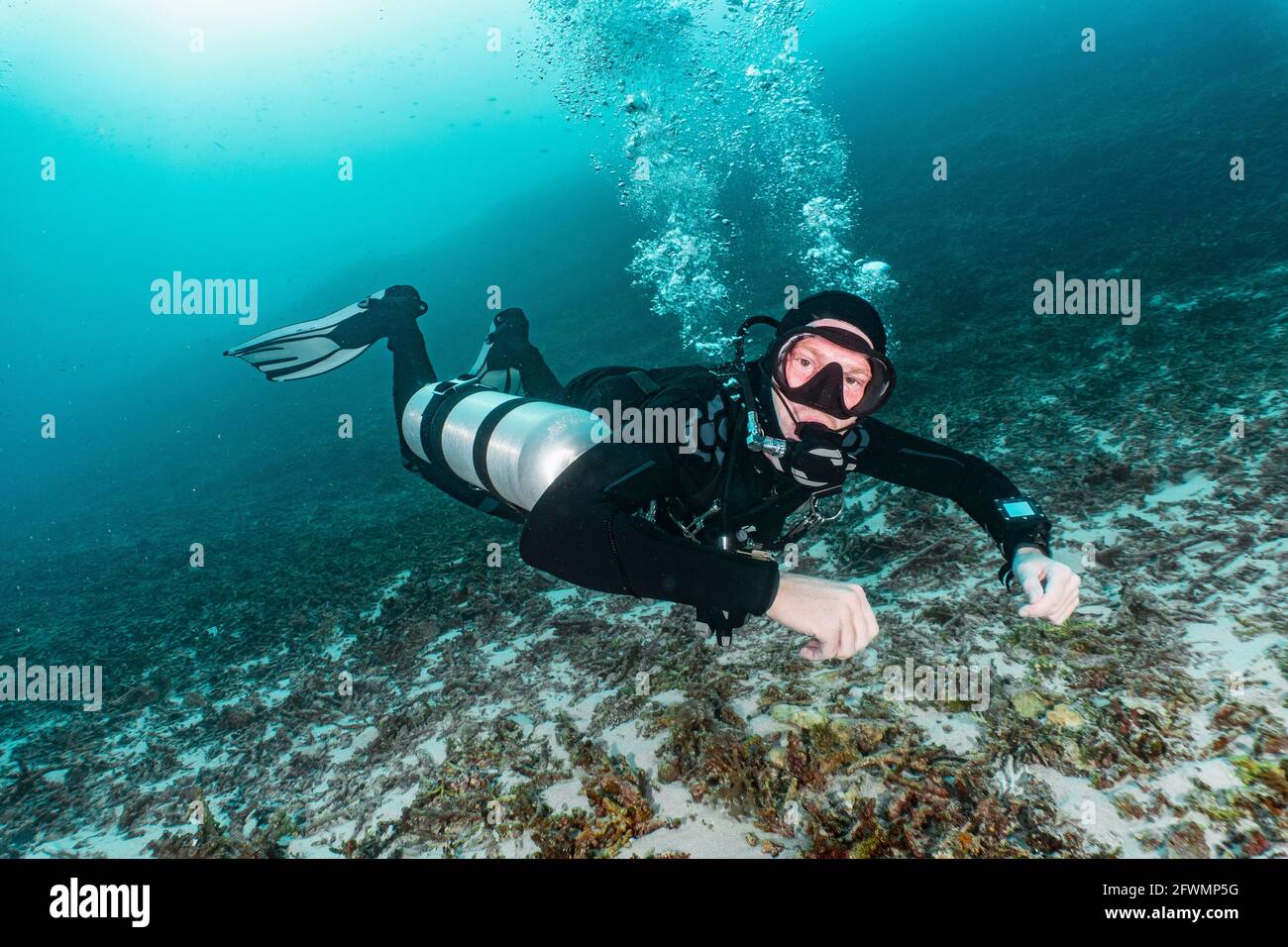 tauchflasche mit seitlich montierten Lufttanks in Raja Ampat Stockfoto