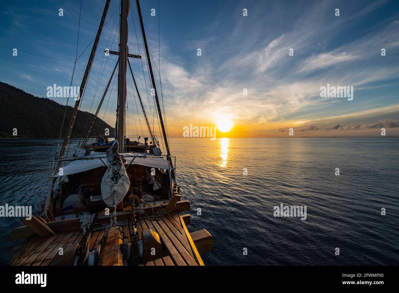 Bug des hölzernen Segelbootes in Raja Ampat Stockfoto