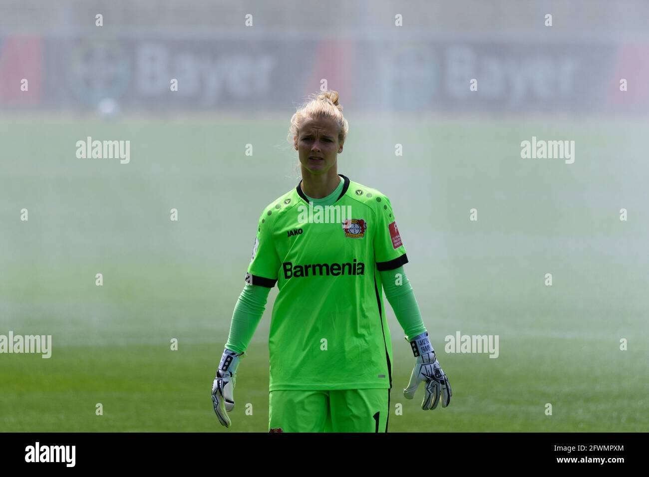 Leverkusen, Deutschland. Mai 2021. Ann-Kathrin Finken (8 Bayer Leverkusen) vor dem Bundesliga-Spiel der Frauen zwischen Bayer 04 Leverkusen und dem FC Bayern München im Ulrich-Haberland-Stadion. Kredit: SPP Sport Pressefoto. /Alamy Live News Stockfoto