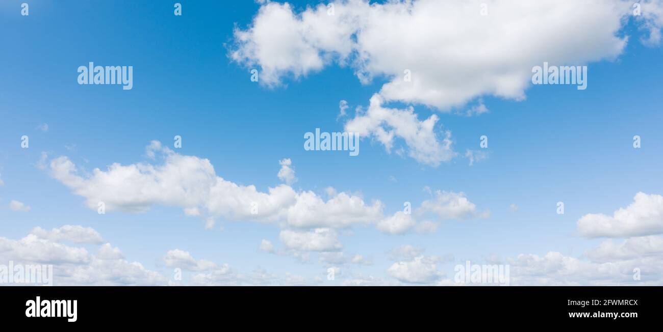 Perfektes Foto des hellblauen Himmels mit weißen Wolken. Schöner blauer Himmel und weiße Wolken, kein Lärm, keine Vögel. Stockfoto