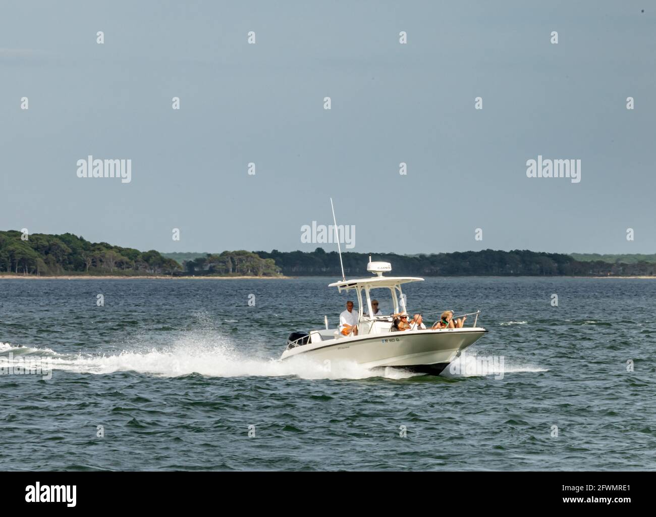 Gruppe von Menschen, die in einem Motorboot von North Haven, NY, reisen Stockfoto
