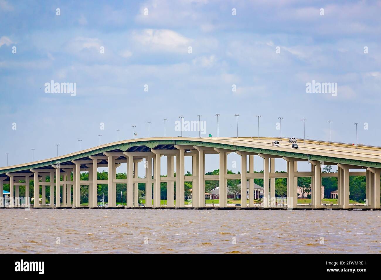 Autos fahren über die Biloxi Bay Bridge, 22. Mai 2021, in Biloxi, Mississippi. Die Biloxi Bay Bridge führt den Verkehr auf dem US Highway 90 über die Biloxi Bay. Stockfoto