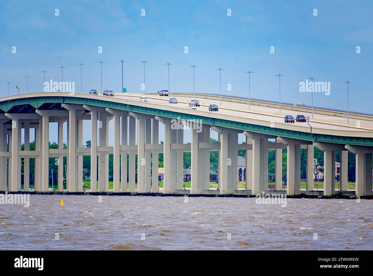 Autos fahren über die Biloxi Bay Bridge, 22. Mai 2021, in Biloxi, Mississippi. Die Biloxi Bay Bridge führt den Verkehr auf dem US Highway 90 über die Biloxi Bay. Stockfoto