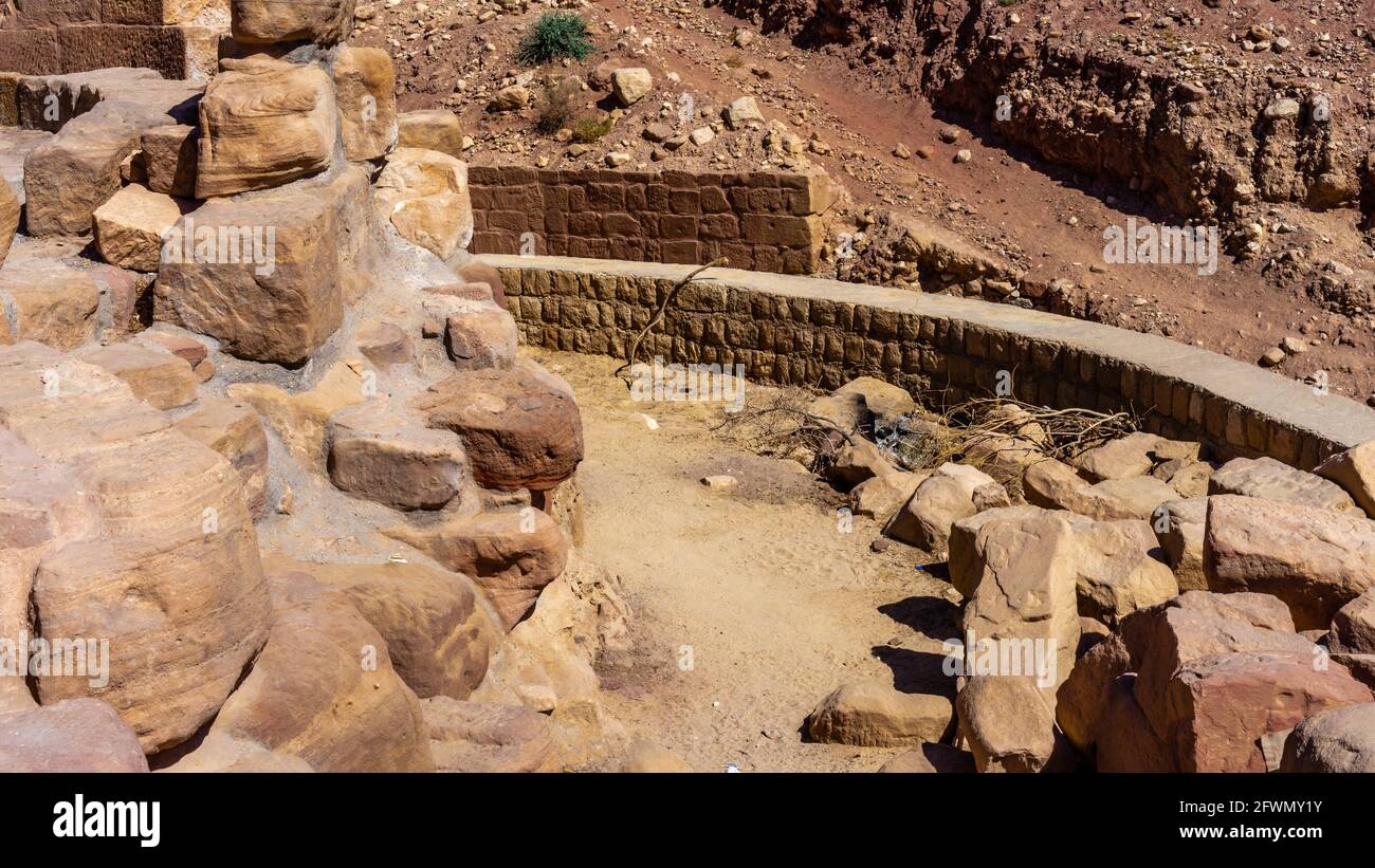 Nahaufnahme der Ruinen von Nymphaeum, halbkreisförmiger öffentlicher Brunnen, der den Wassernymphen gewidmet ist, um 100 n. Chr., Petra, Jordanien Stockfoto