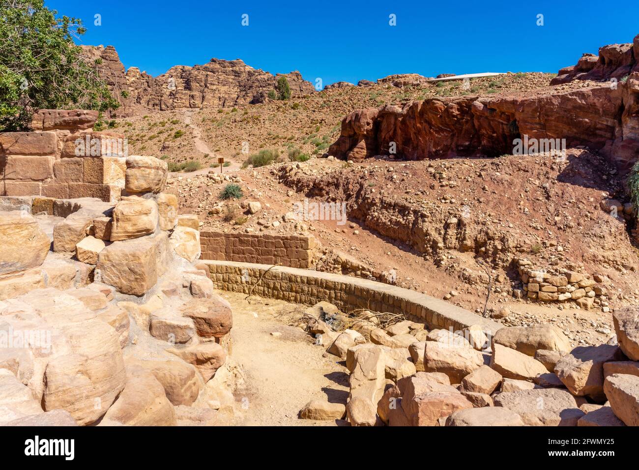 Ruinen von Nymphaeum, halbkreisförmiger öffentlicher Brunnen, der den Wassernymphen gewidmet ist, um 100 n.Chr., Petra, Jordanien Stockfoto
