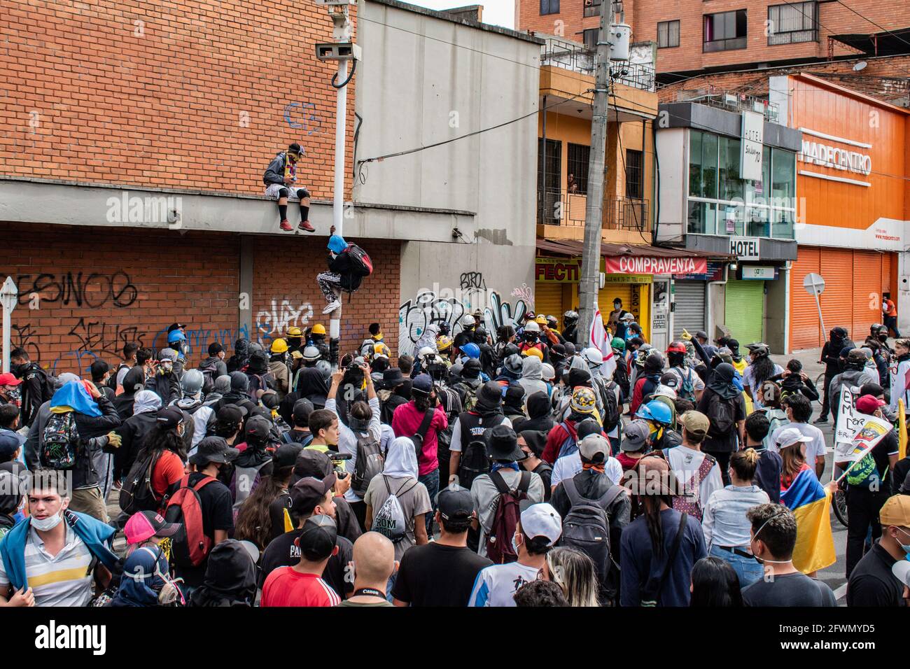 Medellin, Antioquia, Kolumbien. Mai 2021. Demonstranten der Front nehmen Überwachungskameras ab, während sich in Medellin, Kolumbien, Zusammenstöße und Unruhen entwickeln, nachdem Demonstranten und Bereitschaftspolizei (ESMAD) während einer Demonstration, die zu Zusammenstößen eskalierte, nachdem Sicherheitskameras und Handel von den Protesten betroffen waren. In Medellin, Antioquia, Kolumbien am 22, 2021. Quelle: Miyer Juana/LongVisual/ZUMA Wire/Alamy Live News Stockfoto