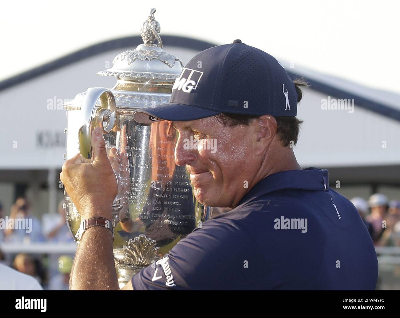 Kiawah Island, Usa. Mai 2021. Phil Mickelson hält die Wanamaker Trophy, nachdem er am Sonntag, den 23. Mai 2021, die PGA Championship mit einem Ergebnis von 7 unter Par in der Endrunde der 103. PGA Championship im Kiawah Island Golf Resort Ocean Course auf Kiawah Island, South Carolina, gewonnen hat. Phil Mickelson wird mit 50 Jahren der älteste Major Champion. Foto von John Angelillo/UPI Credit: UPI/Alamy Live News Stockfoto