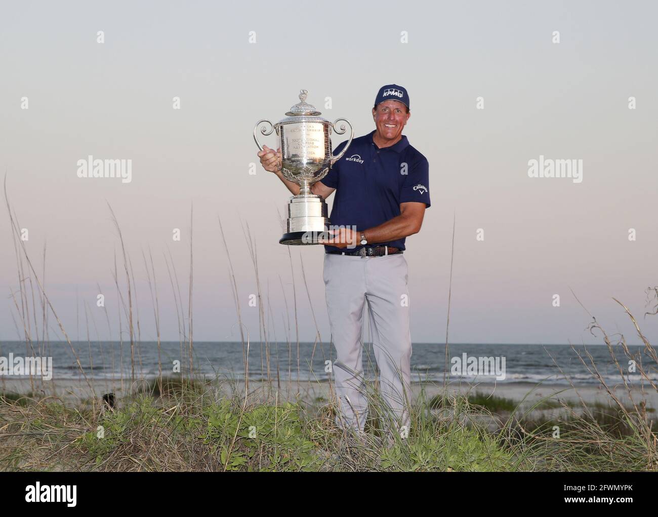 Kiawah Island, Usa. Mai 2021. Phil Mickelson hält die Wanamaker Trophy, nachdem er am Sonntag, den 23. Mai 2021, die PGA Championship mit einem Ergebnis von 7 unter Par in der Endrunde der 103. PGA Championship im Kiawah Island Golf Resort Ocean Course auf Kiawah Island, South Carolina, gewonnen hat. Phil Mickelson wird mit 50 Jahren der älteste Major Champion. Foto von John Angelillo/UPI Credit: UPI/Alamy Live News Stockfoto
