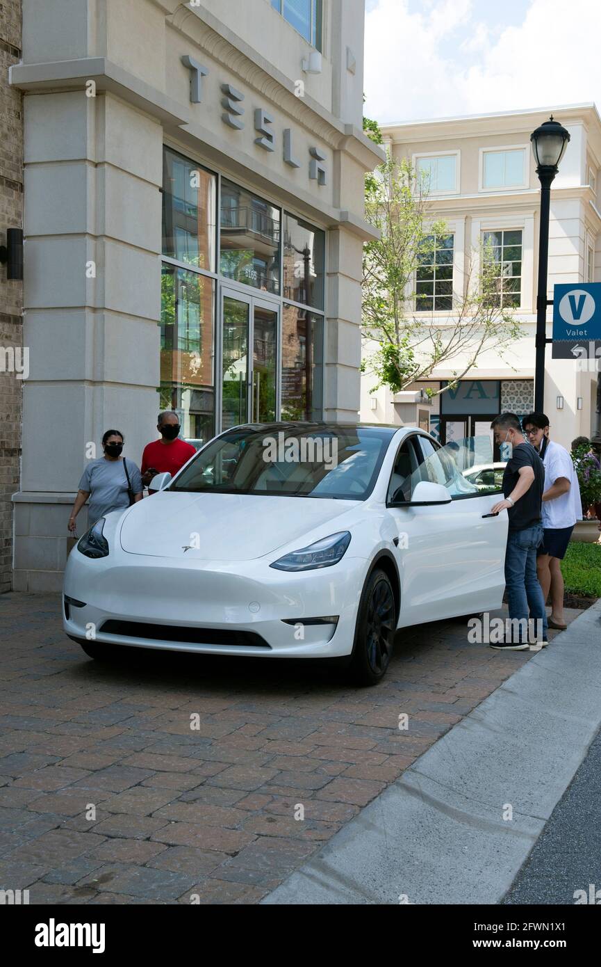 Alpharetta, GA, USA. Mai 2021. Potenzielle Käufer werfen einen Blick auf ein Tesla Model S Auto vor einem Tesla Händler in der .Avalon Mall nördlich von Atlanta. Das Unternehmen verzeichnete im ersten Quartal 2021 einen Rekordersatz im Quartalsvergleich und ist die am schnellsten wachsende Marke weltweit und die führende Marke für Elektrofahrzeuge. Weltweit erreichten Teslas Fahrzeugauslieferungen im Jahr 2020 fast 500,000 Einheiten. Gleichzeitig hat sich Teslas Modell 3 zum weltweit meistverkauften Plug-in-Elektrofahrzeug-Modell entwickelt, berichten Branchenbeobachter. Quelle: Robin Rayne/ZUMA Wire/Alamy Live News Stockfoto