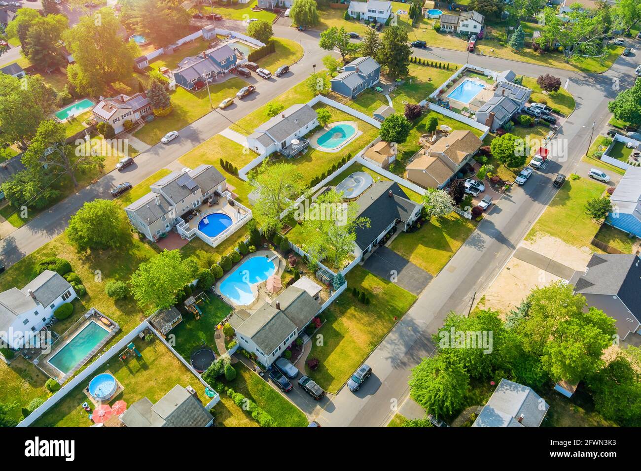 Luftbild Dächer der nahe gelegenen Stadthäuser eines Flusses East Brunswick in der urbanen Landschaft eines kleinen Schlafes Region New Jersey Stockfoto