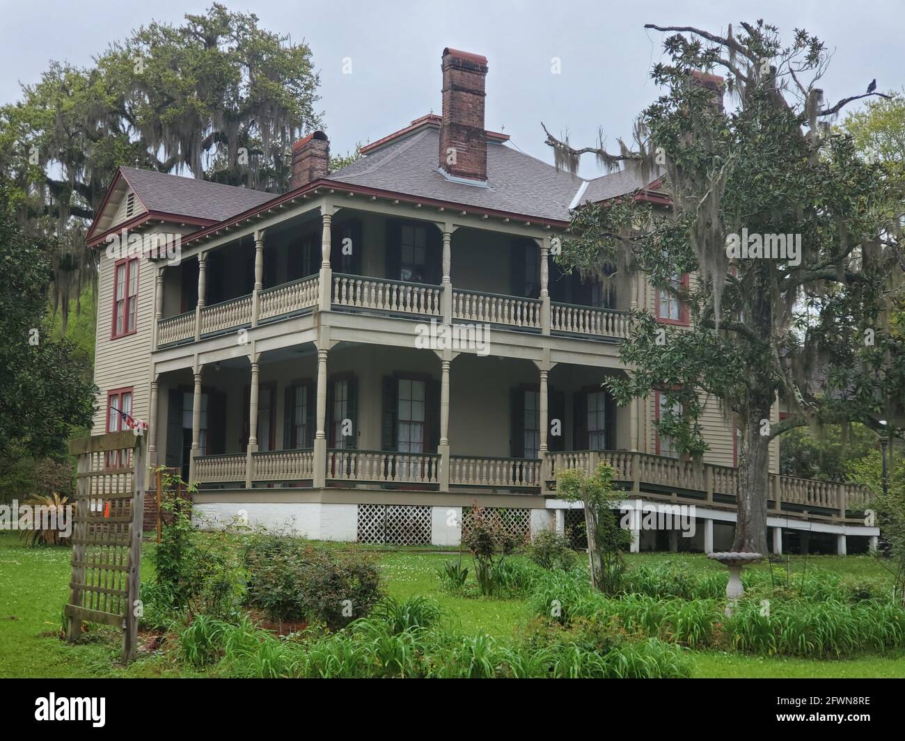 Außenansicht und Gärten rund um das historische Haus von William Theodore Jay, das Otis House, im Fairview-Riverside State Park in Madisonville, Louisiana. Stockfoto