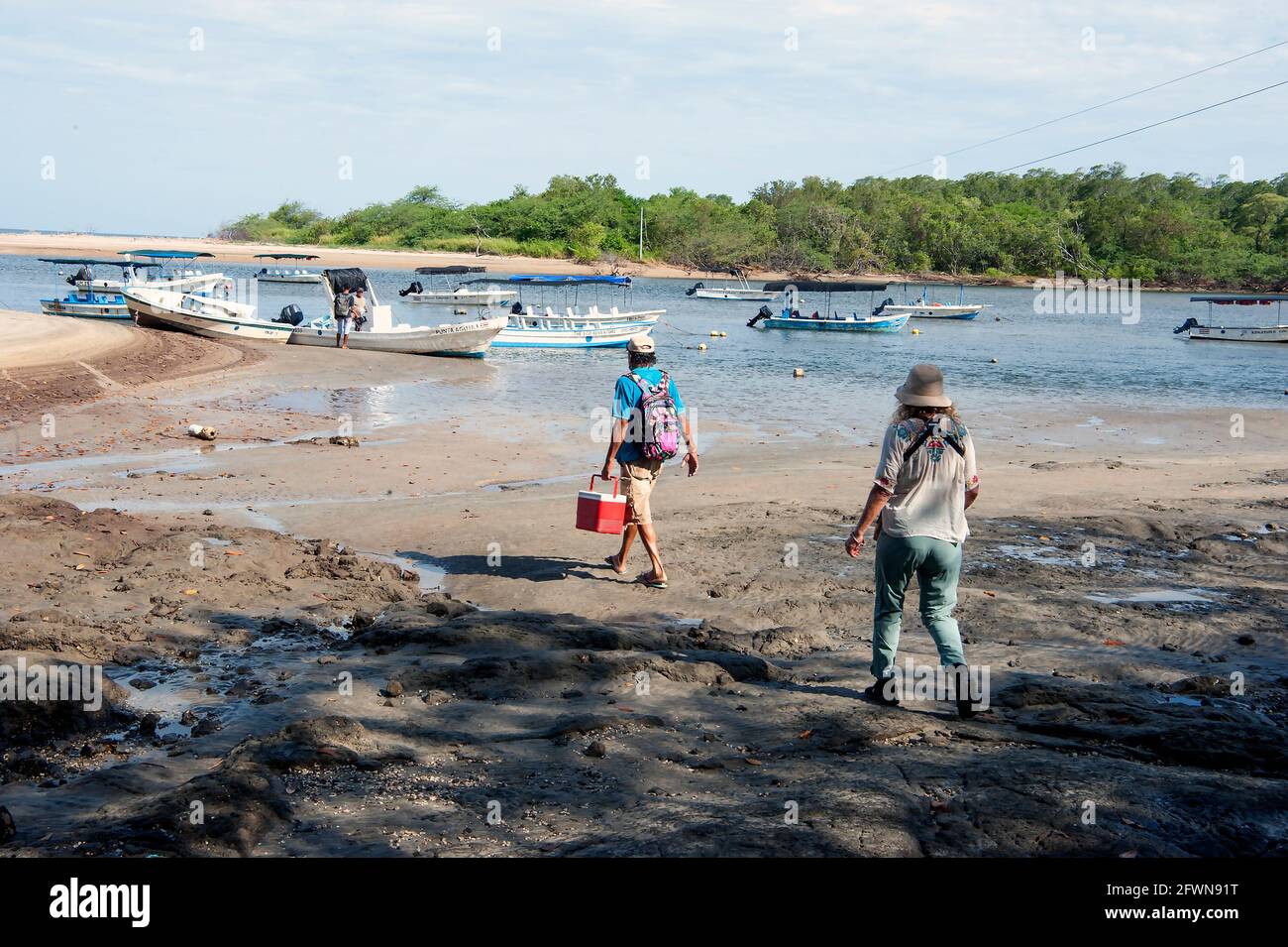 Tour Boote an der Mündung eines Flusses im Nationalpark in Tamarindo, Costa Rica Stockfoto