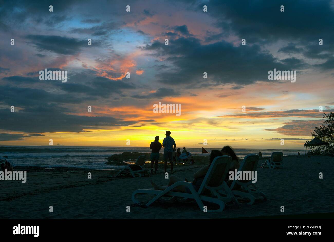 Menschen beobachten einen dramatischen Sonnenuntergang von einem Strand in Costa aus Rica Stockfoto
