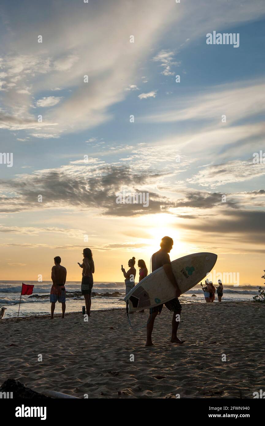 Menschen, die den Strand bei Sonnenuntergang in Costa Rica, Mittelamerika, genießen Stockfoto