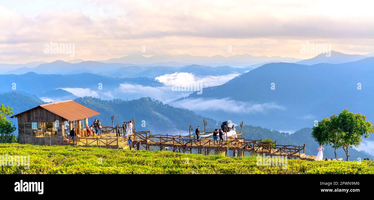 Morgenlandschaft im Tal der Wolken zieht Touristen zu besuchen, nehmen Sie Fotos, um den neuen Tag im Hochland in der Nähe von Da Lat, Vietnam begrüßen Stockfoto