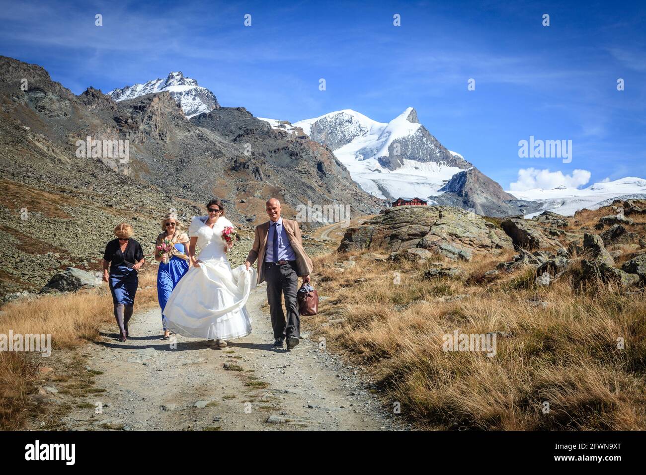 Zermatt, Schweiz, 26. September 2015: Eine kleine Hochzeitsfeier auf der Spur in den Schweizer Alpen Stockfoto