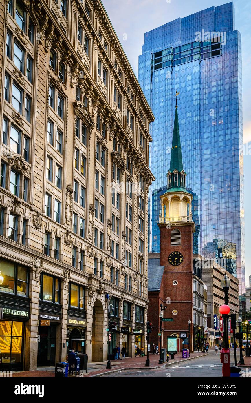 Boston, MA, 28. September 2020: Blick auf das Old South Meeting House mit dem Millennium Tower im Hintergrund Stockfoto
