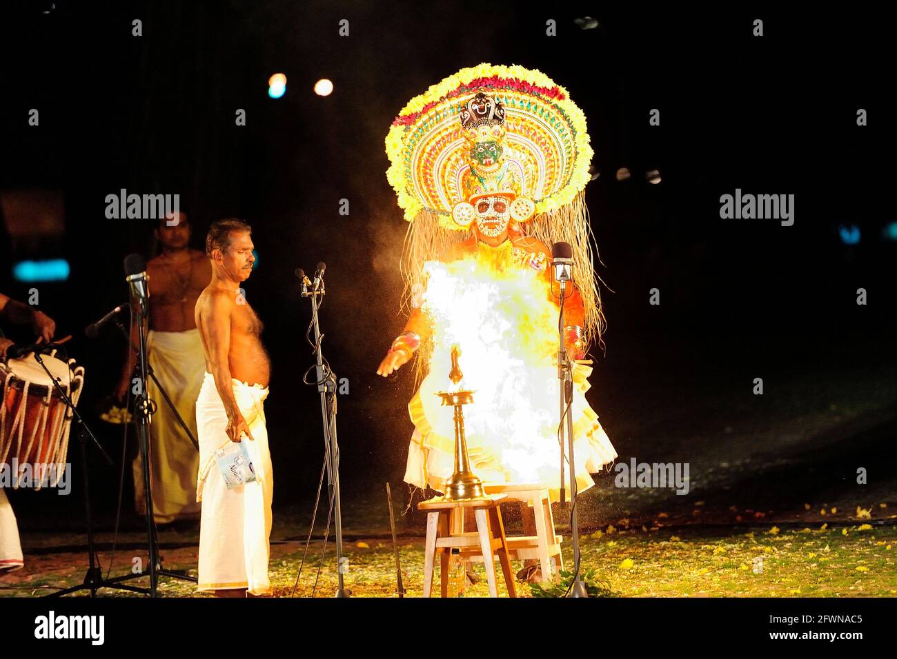 Mudijettu. Ritual-Theater des Kerala-Tempels, Mudijettu. Ritual Theater aus Kerala Tempel, die Geschichte der heldenhaften Taten von Bhadrakala - die Geschichte des Mordes an dem Dämon Darika (dārikavadham) Fruchtbarkeitskult Ritual, Kerala Ritual, MUDIJETTU ist wahrscheinlich eine der ältesten Theatertraditionen in Indien, Foto Kazimierz Jurewicz Stockfoto