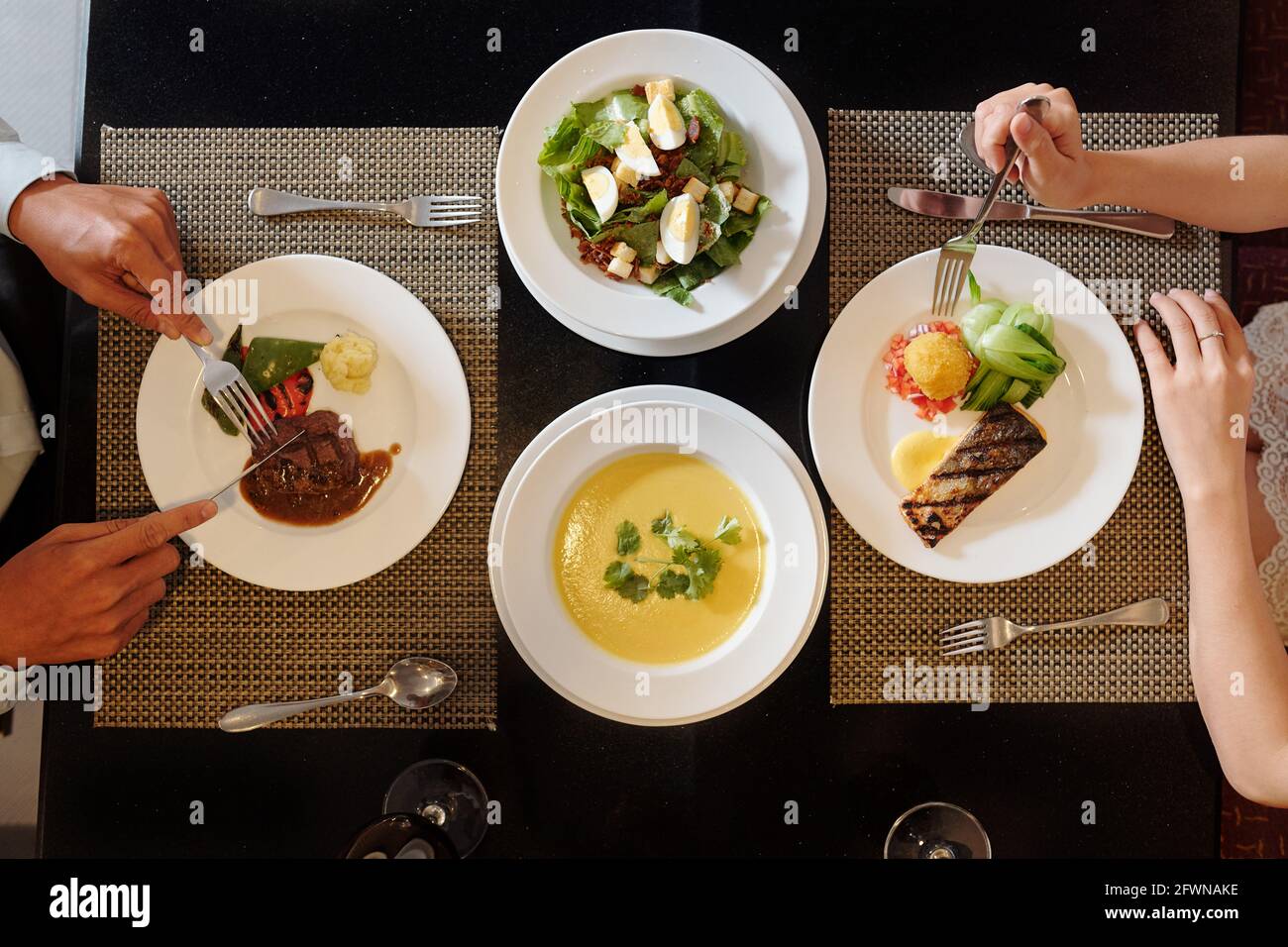 Pärchen essen am Restauranttisch leckeres Essen, Blick von oben Stockfoto